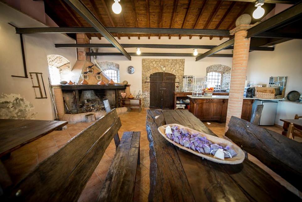 Fattoria Branciana Bed & Breakfast Rossena Bagian luar foto
